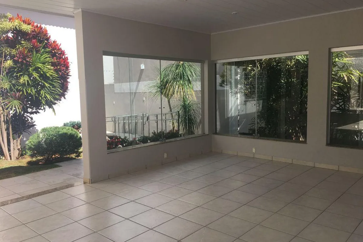 Sala ampla de convivência com vista para o jardim